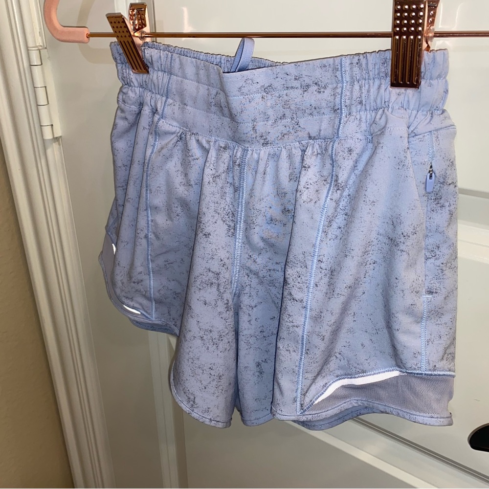 Lululemon hottyhots size 2, 4 inch